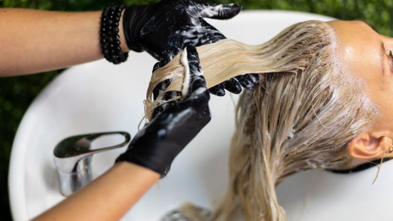 Így készül a tökéletes balayage haj barna-szőke árnyalatokban
